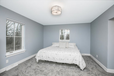 ミルウォーキーにあるトランジショナルスタイルのおしゃれな主寝室 (グレーの壁、カーペット敷き、グレーの床) のレイアウト