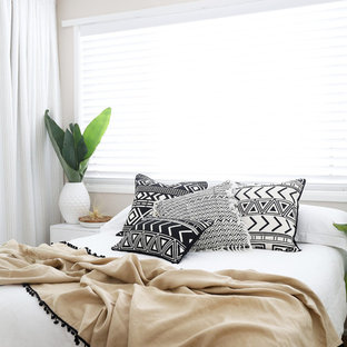 Imagen de habitación de invitados costera, de tamaño medio, con paredes beige y suelo vinílico