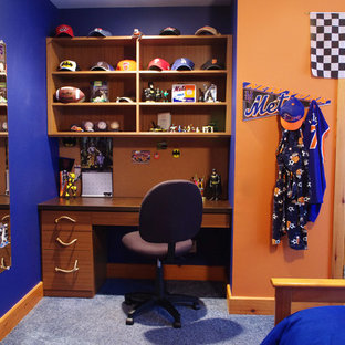 Foto de dormitorio ecléctico, de tamaño medio, con paredes azules y moqueta
