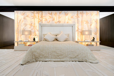 ニューヨークにあるコンテンポラリースタイルのおしゃれな寝室 (白い壁、カーペット敷き、ベージュの床、アクセントウォール)