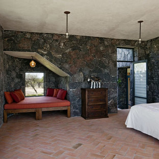 Idee per una camera da letto mediterranea con pavimento in mattoni e pareti grigie