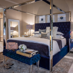 Imagen de dormitorio principal, moderno, grande, sin chimenea, con paredes beige, suelo de baldosas de porcelana y suelo blanco