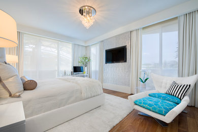 Foto de dormitorio contemporáneo sin chimenea con paredes grises, suelo de madera en tonos medios y con escritorio