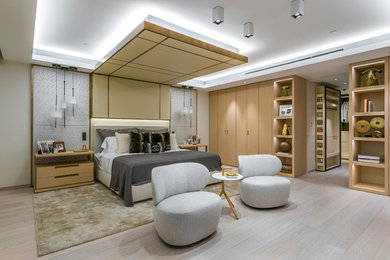 Foto de dormitorio principal contemporáneo extra grande con paredes blancas, suelo de madera clara y suelo beige