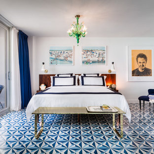 Maritimes Schlafzimmer mit weißer Wandfarbe und blauem Boden in Miami