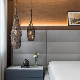 Foto de dormitorio principal, costero, grande, con paredes blancas, suelo de madera clara y suelo beige