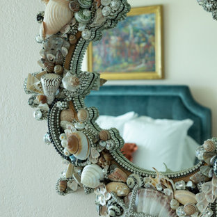 Imagen de dormitorio principal, marinero, grande, sin chimenea, con paredes rosas, suelo de baldosas de porcelana y suelo beige