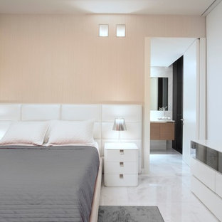 Diseño de habitación de invitados contemporánea, de tamaño medio, con paredes rosas y suelo de mármol