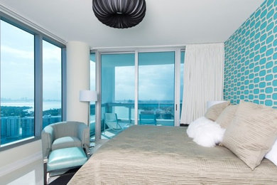 マイアミにあるビーチスタイルのおしゃれな主寝室 (青い壁、セラミックタイルの床) のインテリア