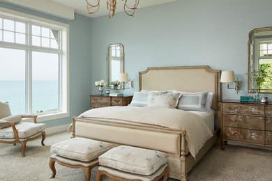 Cette image montre une chambre marine de taille moyenne avec un mur bleu, aucune cheminée et un sol beige.