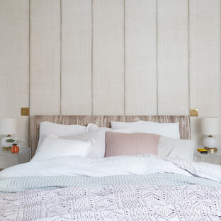 Diseño de dormitorio principal, retro, pequeño, con paredes blancas y moqueta