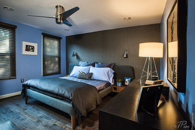 Immagine di una camera matrimoniale minimalista di medie dimensioni con pareti blu, parquet scuro, nessun camino e pavimento nero