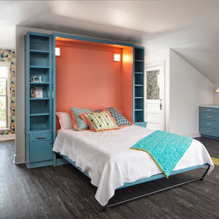 Foto de dormitorio tipo loft, vintage, de tamaño medio, sin chimenea, con paredes blancas, suelo laminado y suelo multicolor