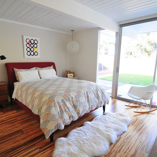 Idee per una camera da letto moderna con pareti beige e pavimento in bambù