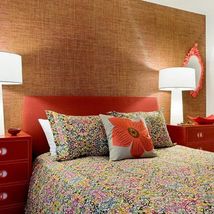 Modernes Schlafzimmer mit oranger Wandfarbe in Sonstige
