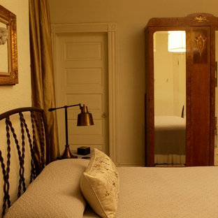Foto de dormitorio principal, ecléctico, de tamaño medio, sin chimenea, con paredes amarillas y suelo de madera pintada