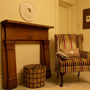 Diseño de dormitorio principal, ecléctico, de tamaño medio, con paredes amarillas y suelo de madera pintada