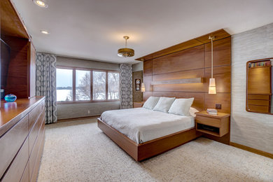 Großes Retro Hauptschlafzimmer mit grauer Wandfarbe, Teppichboden und grauem Boden in Minneapolis