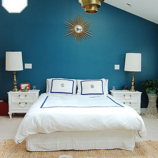 Imagen de dormitorio principal, retro, con paredes azules y moqueta