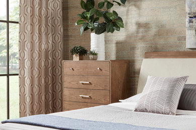 Imagen de dormitorio principal retro de tamaño medio con paredes beige y suelo de madera en tonos medios