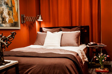 Foto de dormitorio actual con paredes rojas
