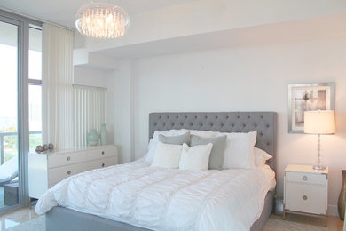 Ejemplo de dormitorio principal moderno de tamaño medio con paredes blancas y suelo de travertino