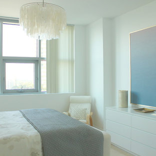 Ejemplo de habitación de invitados minimalista, de tamaño medio, con paredes blancas y suelo de travertino