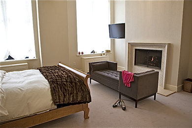 ニューヨークにある中くらいなコンテンポラリースタイルのおしゃれな主寝室 (ベージュの壁、カーペット敷き、標準型暖炉、タイルの暖炉まわり、ベージュの床)