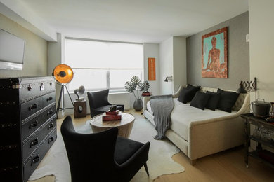 Immagine di una camera degli ospiti eclettica di medie dimensioni con pareti beige, parquet chiaro, nessun camino e pavimento beige