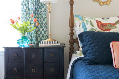ダラスにある中くらいなトランジショナルスタイルのおしゃれな客用寝室 (グレーの壁、無垢フローリング、茶色い床)