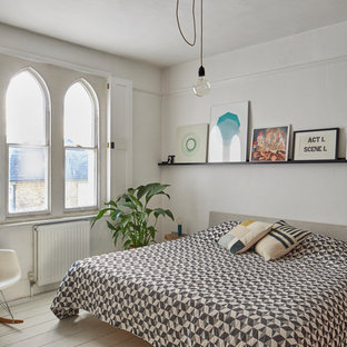 Foto de dormitorio nórdico, de tamaño medio, con paredes blancas, suelo de madera pintada y suelo beige