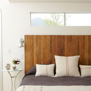 Immagine di una camera da letto design con pareti bianche