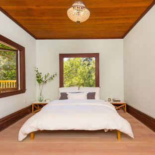 Modelo de habitación de invitados rural, sin chimenea, con paredes verdes y suelo de madera clara
