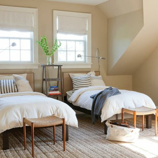 Großes Klassisches Gästezimmer mit beiger Wandfarbe und braunem Holzboden in New York