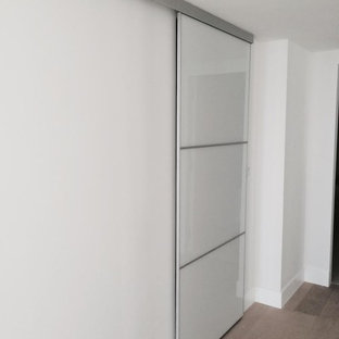 Foto de habitación de invitados contemporánea, pequeña, con paredes blancas y suelo de bambú