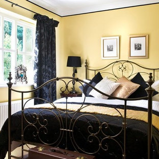 Imagen de habitación de invitados contemporánea, de tamaño medio, con paredes amarillas y moqueta