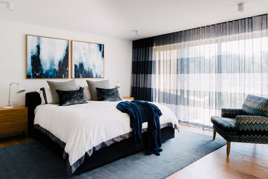 シドニーにある中くらいなコンテンポラリースタイルのおしゃれな寝室 (白い壁、淡色無垢フローリング、暖炉なし) のインテリア