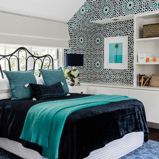 Modelo de habitación de invitados bohemia, grande, con paredes multicolor y suelo de madera oscura