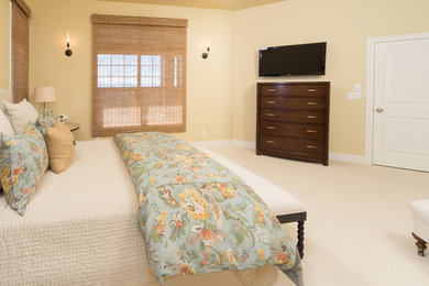 他の地域にある中くらいなトラディショナルスタイルのおしゃれな主寝室 (ベージュの壁、カーペット敷き、暖炉なし、ベージュの床)