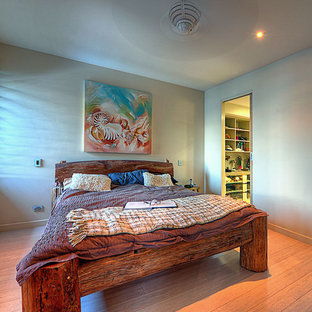 Imagen de dormitorio principal, exótico, con suelo de bambú