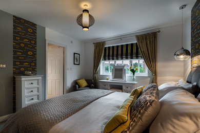 Идея дизайна: хозяйская спальня среднего размера в современном стиле с серыми стенами и ковровым покрытием