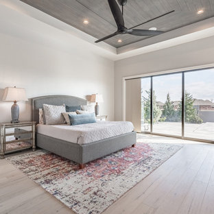 Imagen de dormitorio principal, clásico renovado, con paredes grises, suelo de madera clara y suelo beige