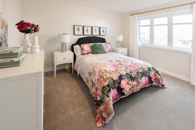 オタワにある広いトランジショナルスタイルのおしゃれな客用寝室 (カーペット敷き、グレーの壁、グレーの床)
