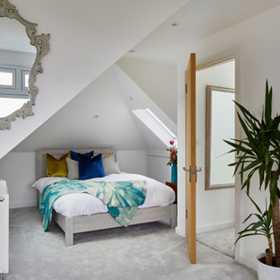 Foto de habitación de invitados contemporánea, de tamaño medio, con paredes blancas, moqueta y suelo gris
