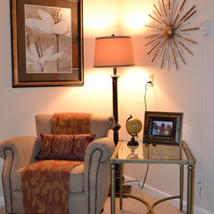 Kleines Klassisches Schlafzimmer mit beiger Wandfarbe und Teppichboden in Jacksonville