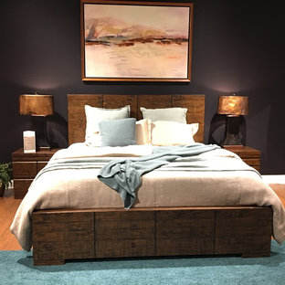 Mittelgroßes Modernes Hauptschlafzimmer ohne Kamin mit schwarzer Wandfarbe und braunem Holzboden in San Luis Obispo
