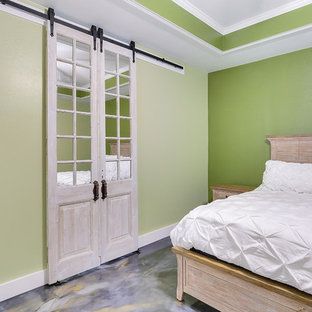 Modelo de dormitorio principal, clásico renovado, grande, sin chimenea, con paredes verdes, suelo de cemento y suelo multicolor