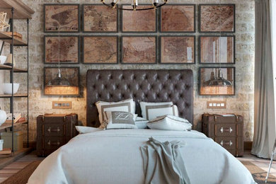Ejemplo de dormitorio tipo loft costero grande con paredes beige y suelo de madera en tonos medios