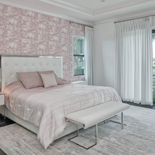 Esempio di una camera da letto design con pareti rosa, parquet scuro, pavimento nero, carta da parati e soffitto ribassato