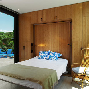 Idee per una piccola camera da letto tropicale con parquet chiaro
